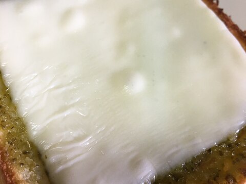 ジェノベーゼソースのチーズトースト